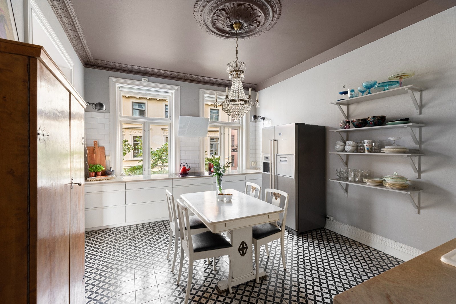 Kjøkkenet har god plass til spisebord og fungerer som spisestue. Det er rikelig med plass til matlaging og oppbevaring Galleribilde