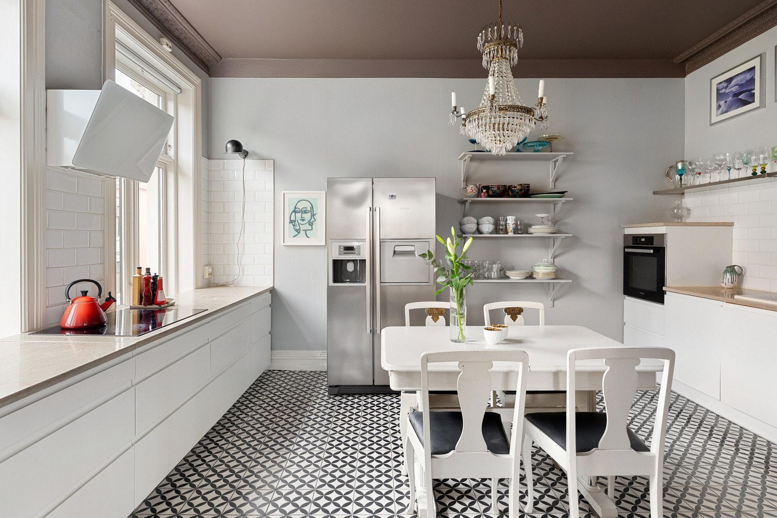 Lekker kjøkkeninnredning fra HTH med hvite grepsfrie fronter og fliser på vegger Galleribilde