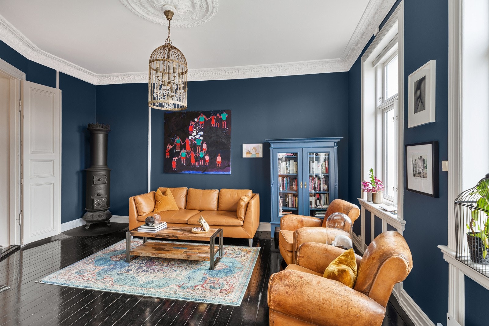 Den ene stuen har støpejernsovn, montert i 2022, for lun atmosfære og effektiv oppvarming på kalde dager Galleribilde