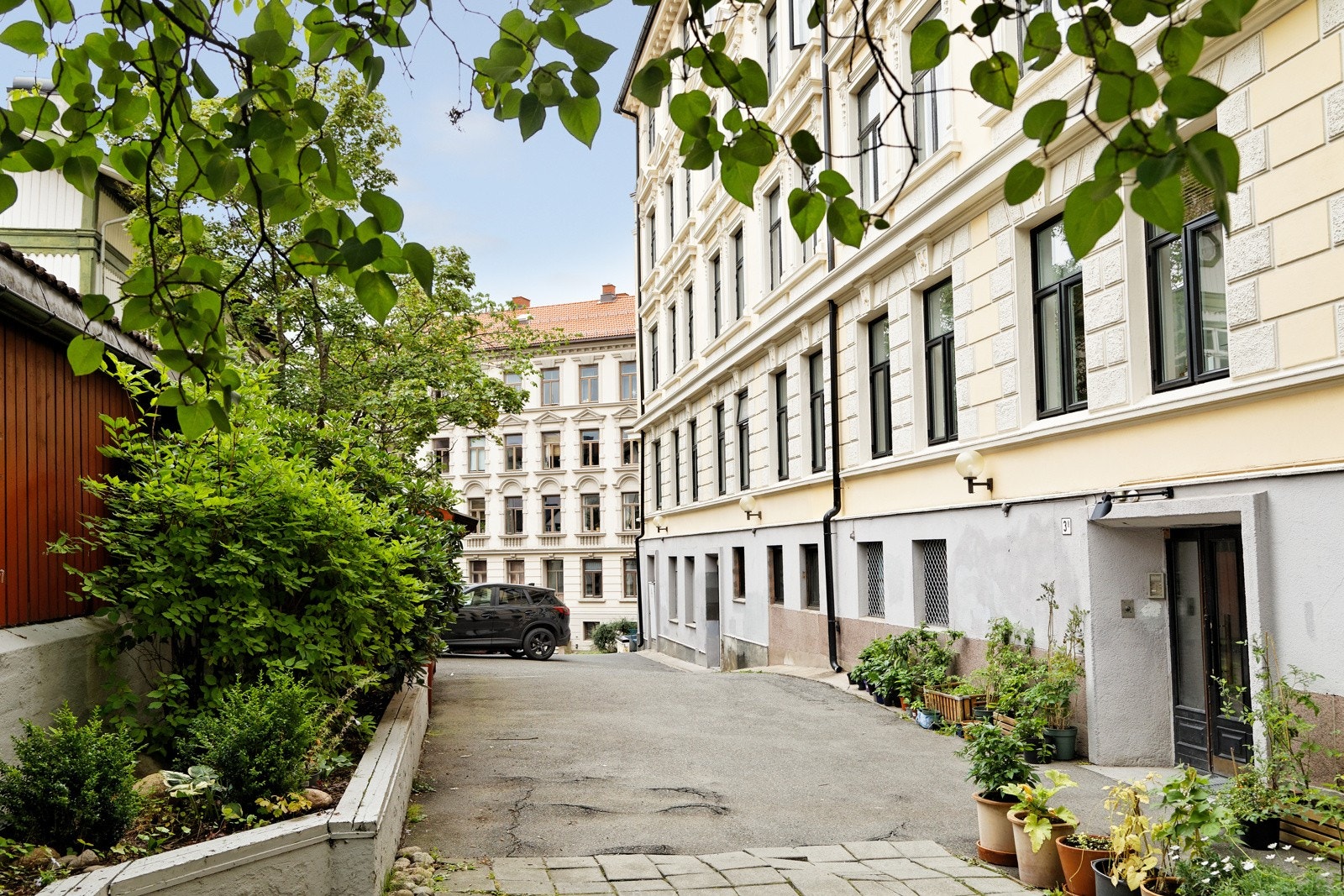 Borettslaget har en koselig uteplass med sittebenker og bord, med felles gassgrill for hyggelige sammenkomster Galleribilde