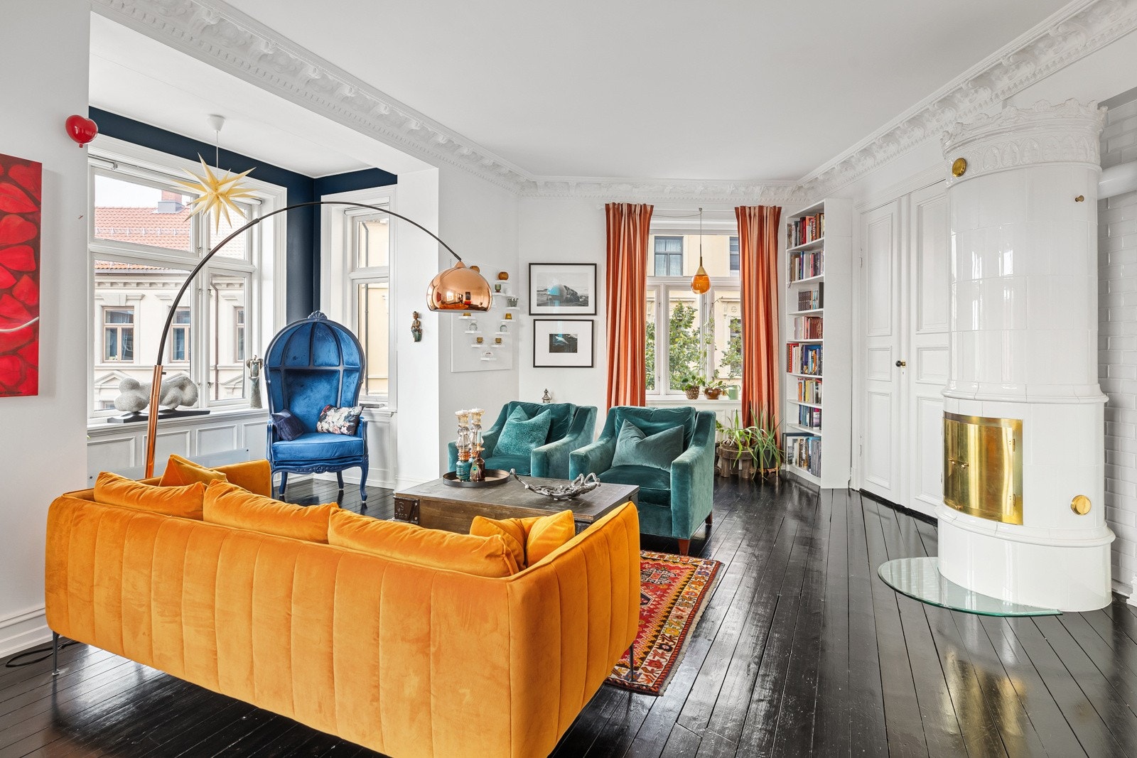 Stuen har lysinnslipp fra 3 sider, og hjørnestuen og karnappet innbyr til spennende møbleringsmuligheter Galleribilde