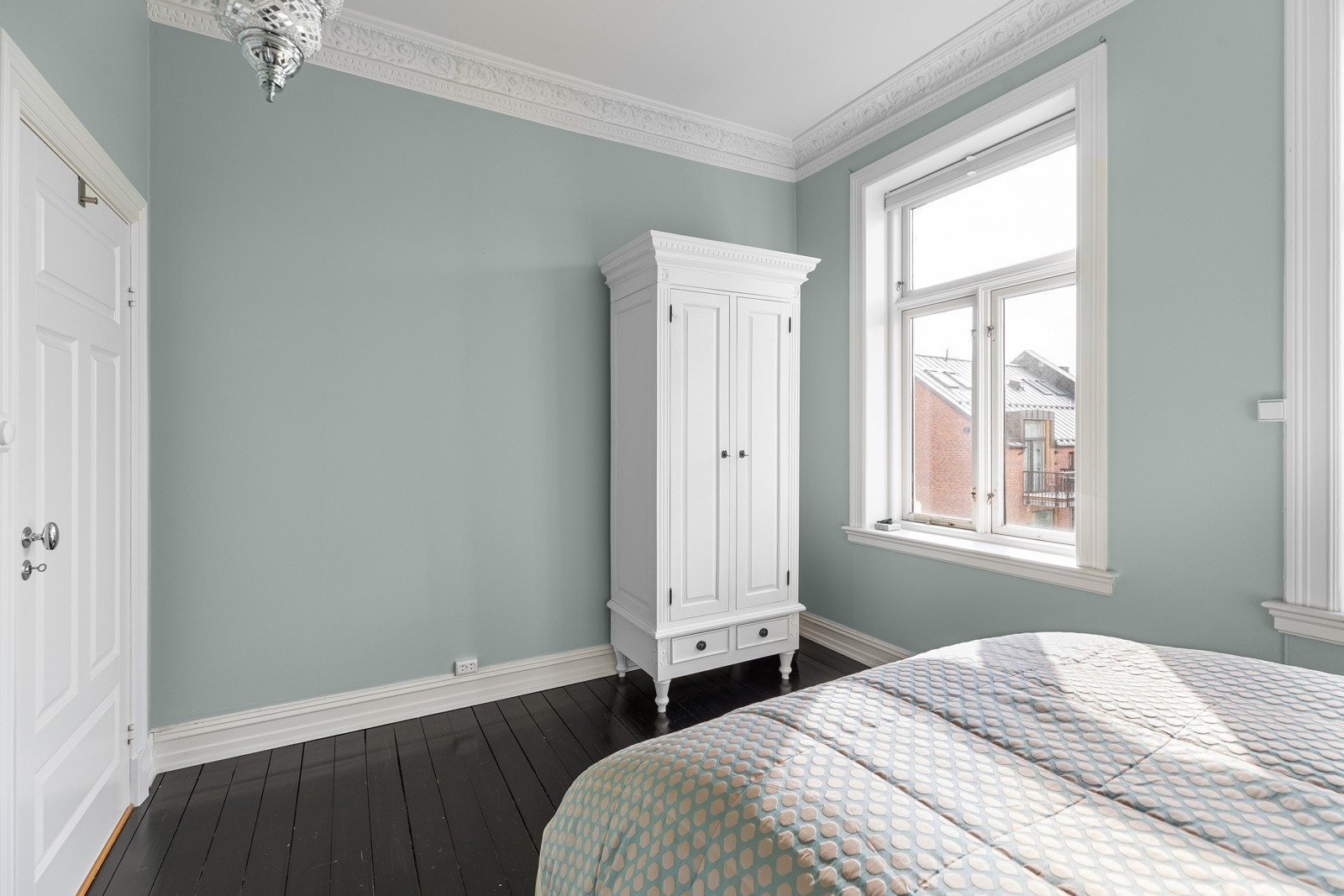 Hovedsoverommet er svært romslig med god plass til dobbeltseng, garderobeløsning og annet møblement etter ønske Galleribilde