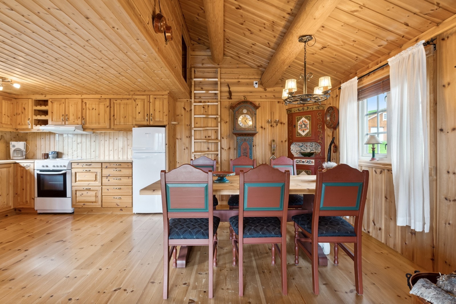 Stuen har skråtak med god takhøyde, som får rommet til å føles større. Galleribilde