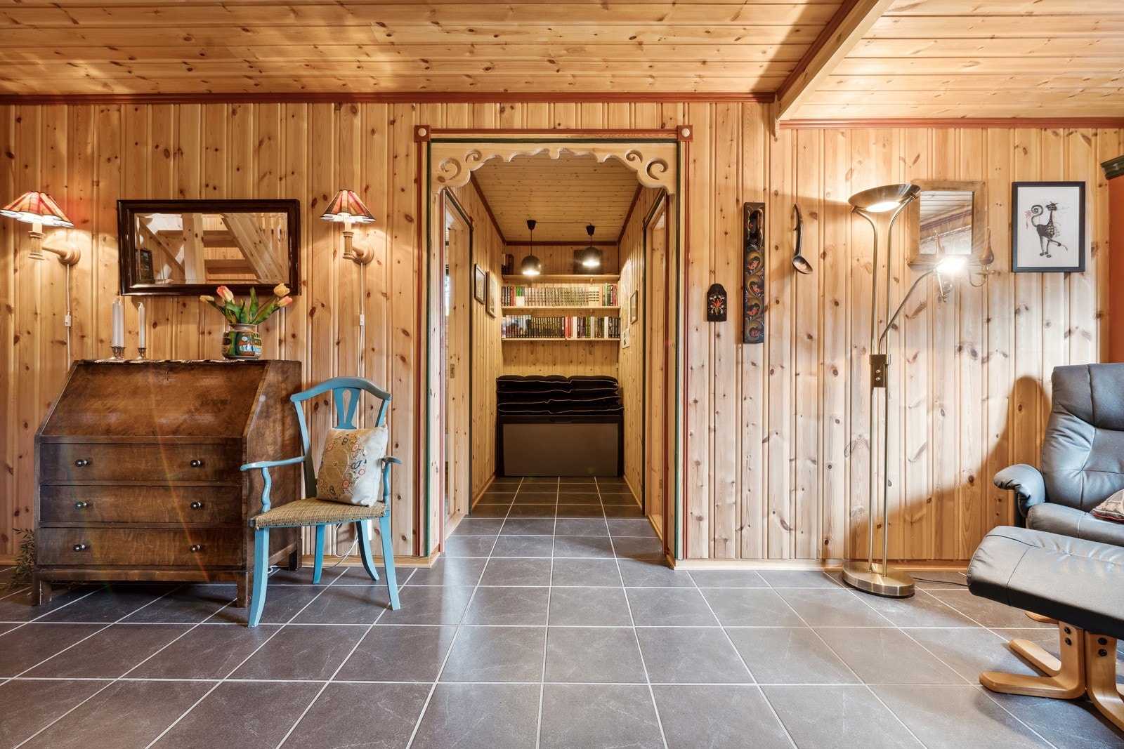 Romslig hytte i tradisjonell stil. Galleribilde