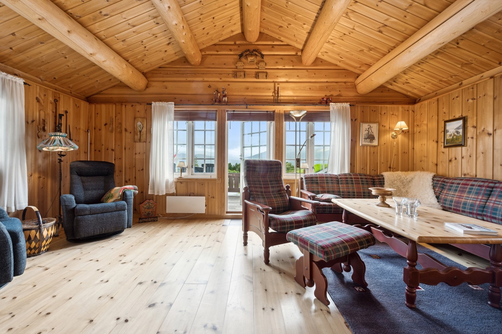 Store vindusflater gir riklig med lysinnslipp. Galleribilde