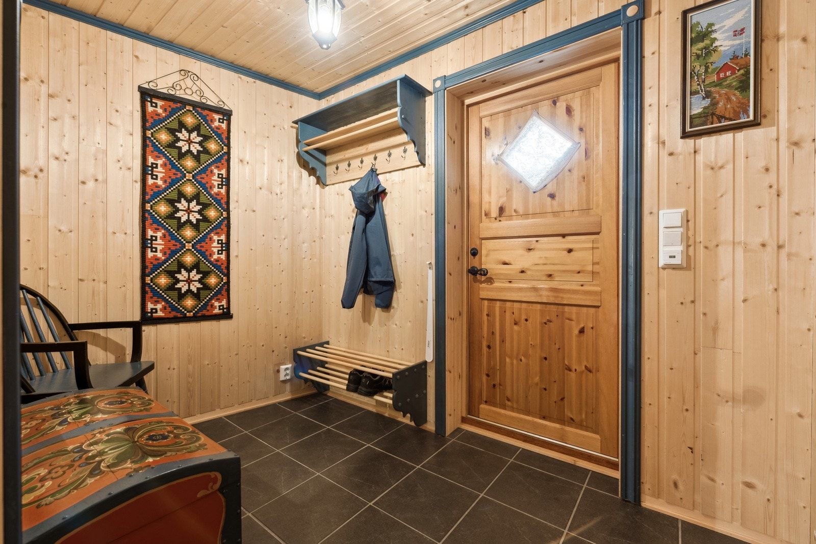 Èntre med god plass til oppheng av klær og sko. Galleribilde