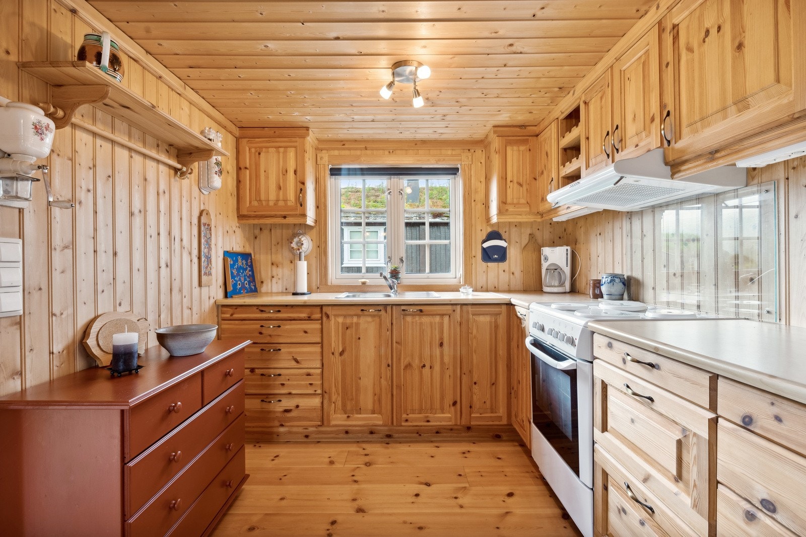 Kjøkken fra byggår (2006), med profilerte fronter. Galleribilde