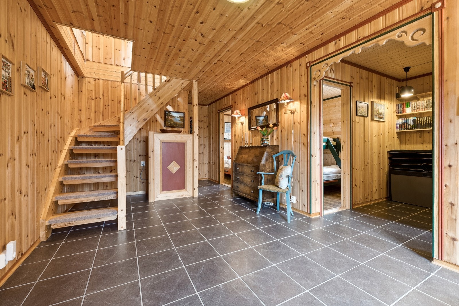 Luftig og stor gang med inngang til soverom, bad og bod. Galleribilde