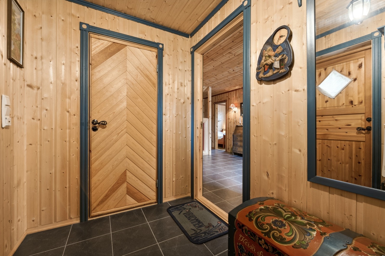 Velkommen inn! Det er en romslig bod i direkte tilnytning til vindfanget. Galleribilde