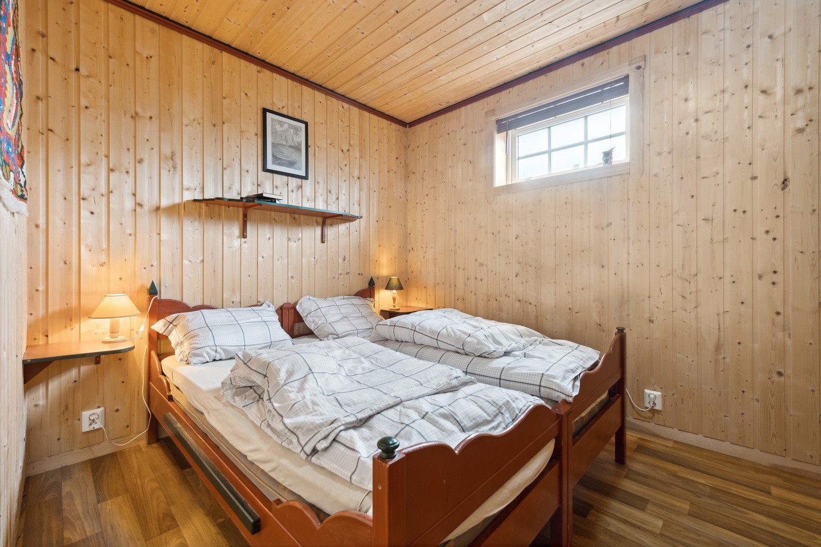 Soverom 3 med god plass til dobbeltseng, og tilhørende møblement. Galleribilde