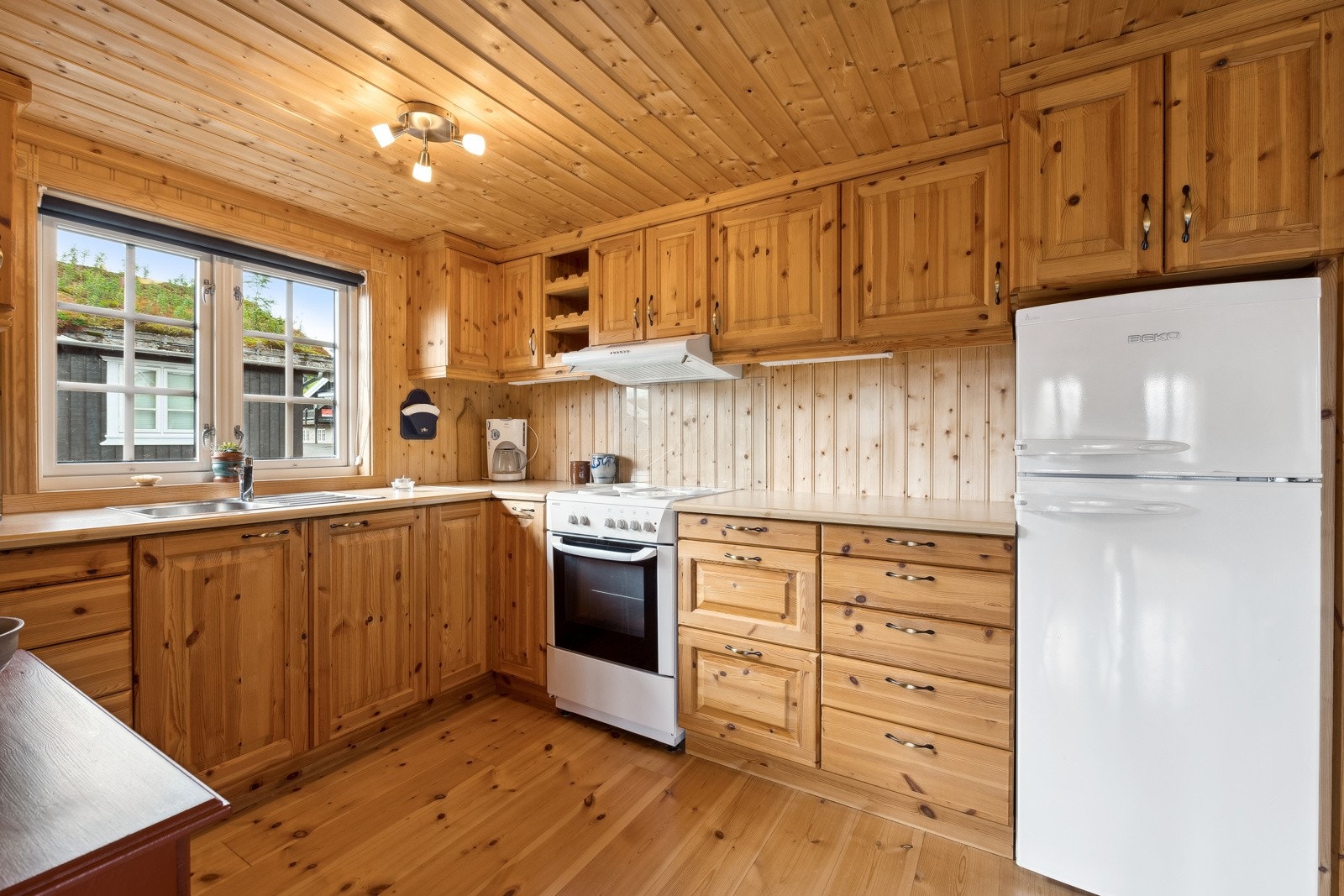 God plass på kjøkkenet, med mulighet for oppbevaring. Galleribilde