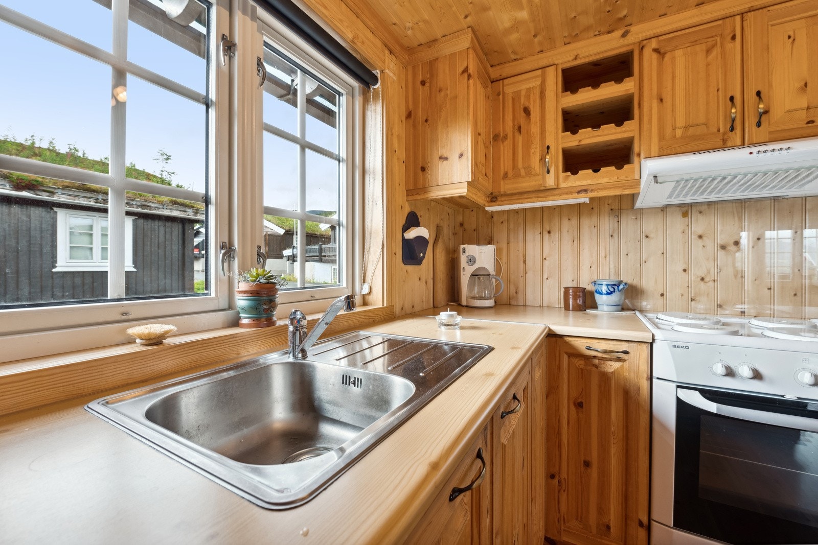 Her kan man nyte de skjønne omgivelsene fra kjøkkenet. Galleribilde