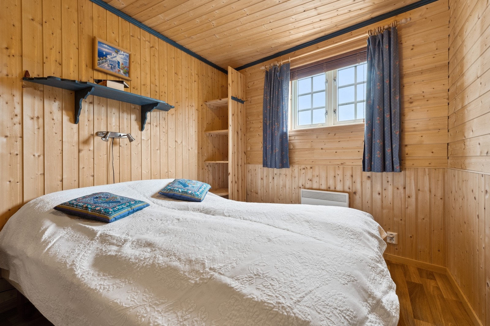 Soverom 2 plass til ønsket sengestørrelse, og oppbevaring til klær. Galleribilde