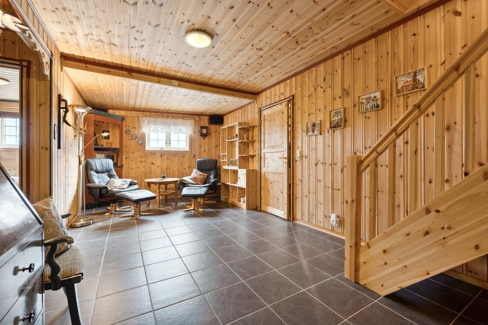 Lunt og godt med lyse paneloverflater, og keramisk flis på gulv, trapp opp til overetasjen. Galleribilde