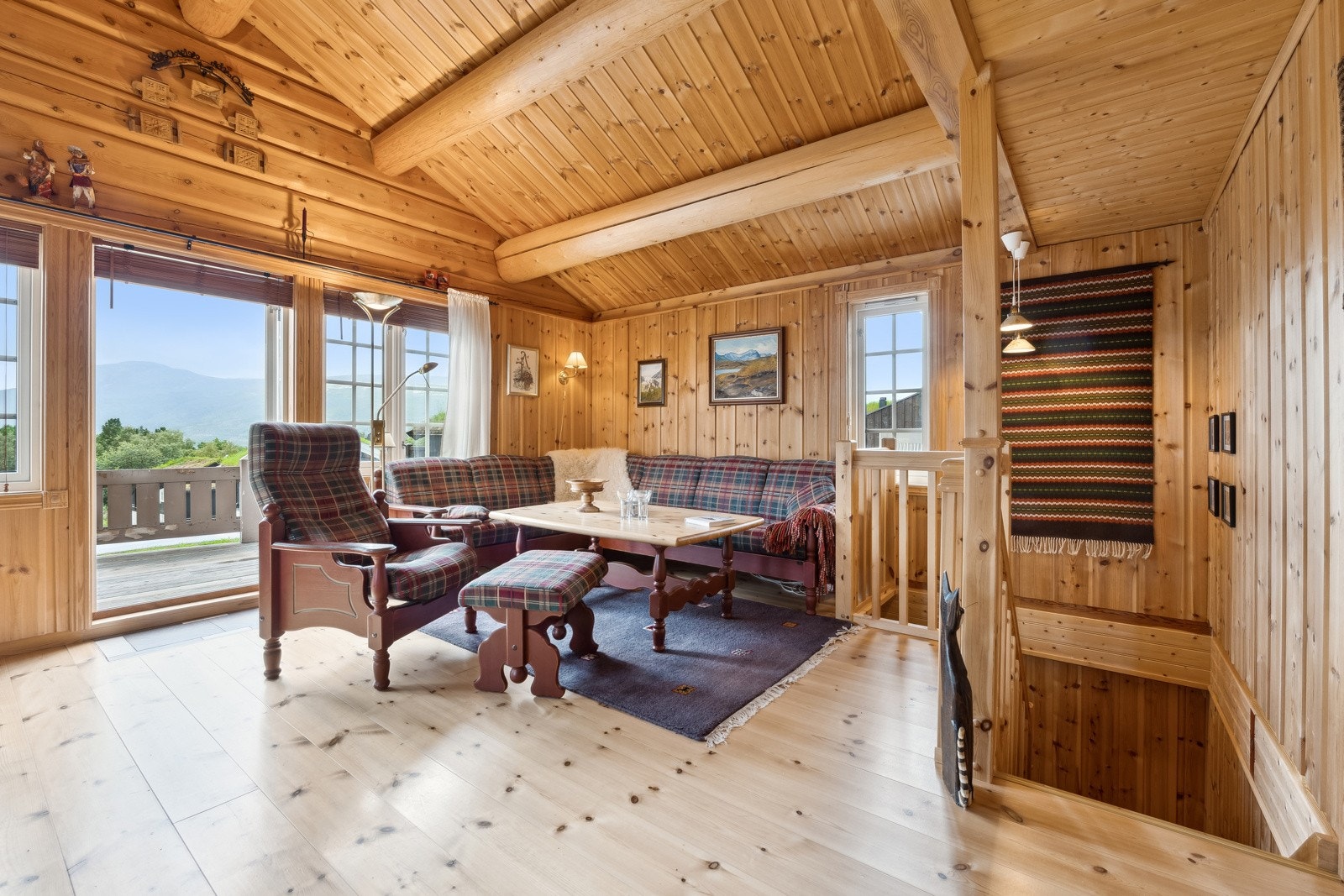 Praktsik åpen stue/kjøkken løsning, med lett utgang til balkong. Galleribilde