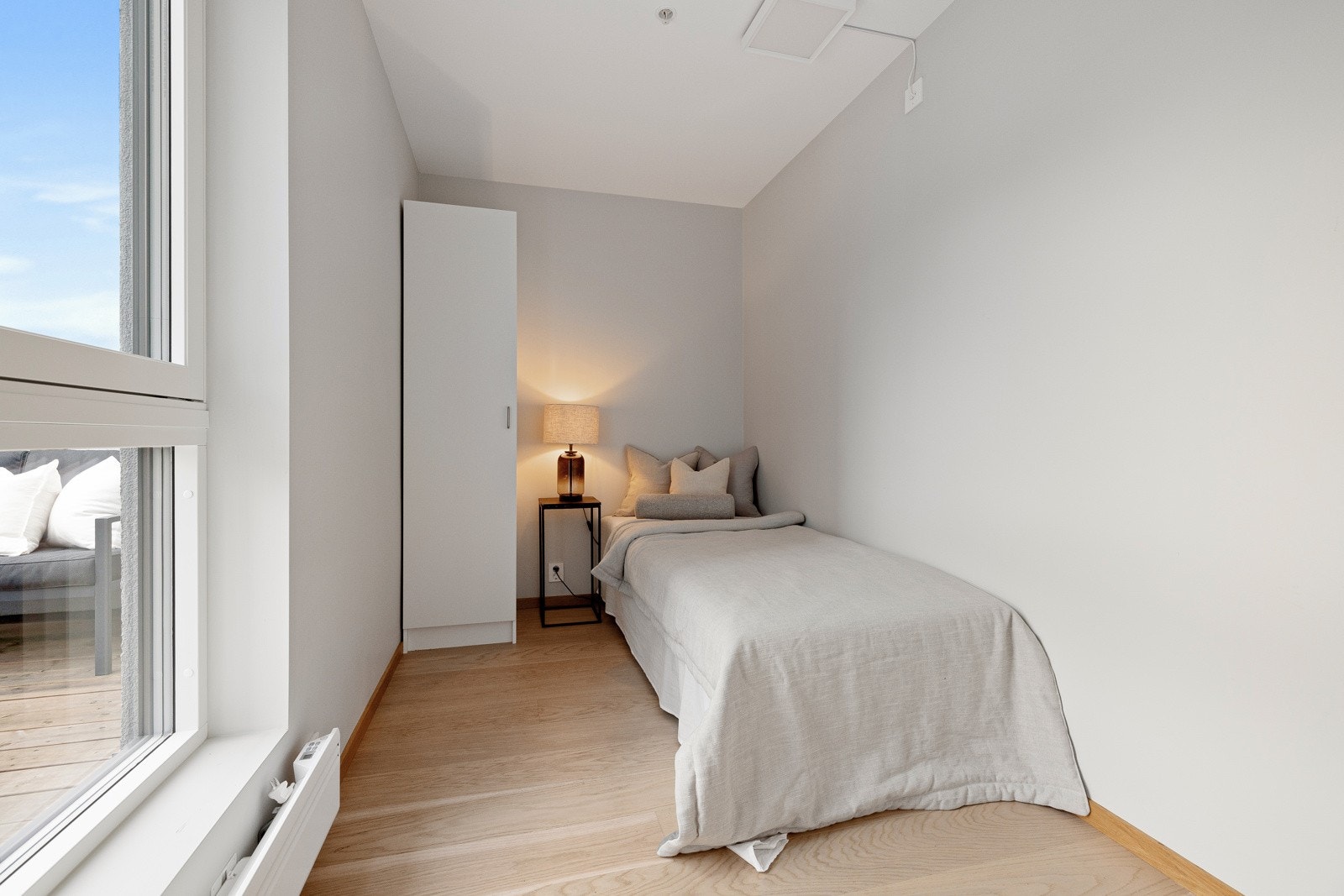 Soverommene har behagelige fargetoner og er enkel å innrede med plass til dobbeltseng og nattbord. Galleribilde