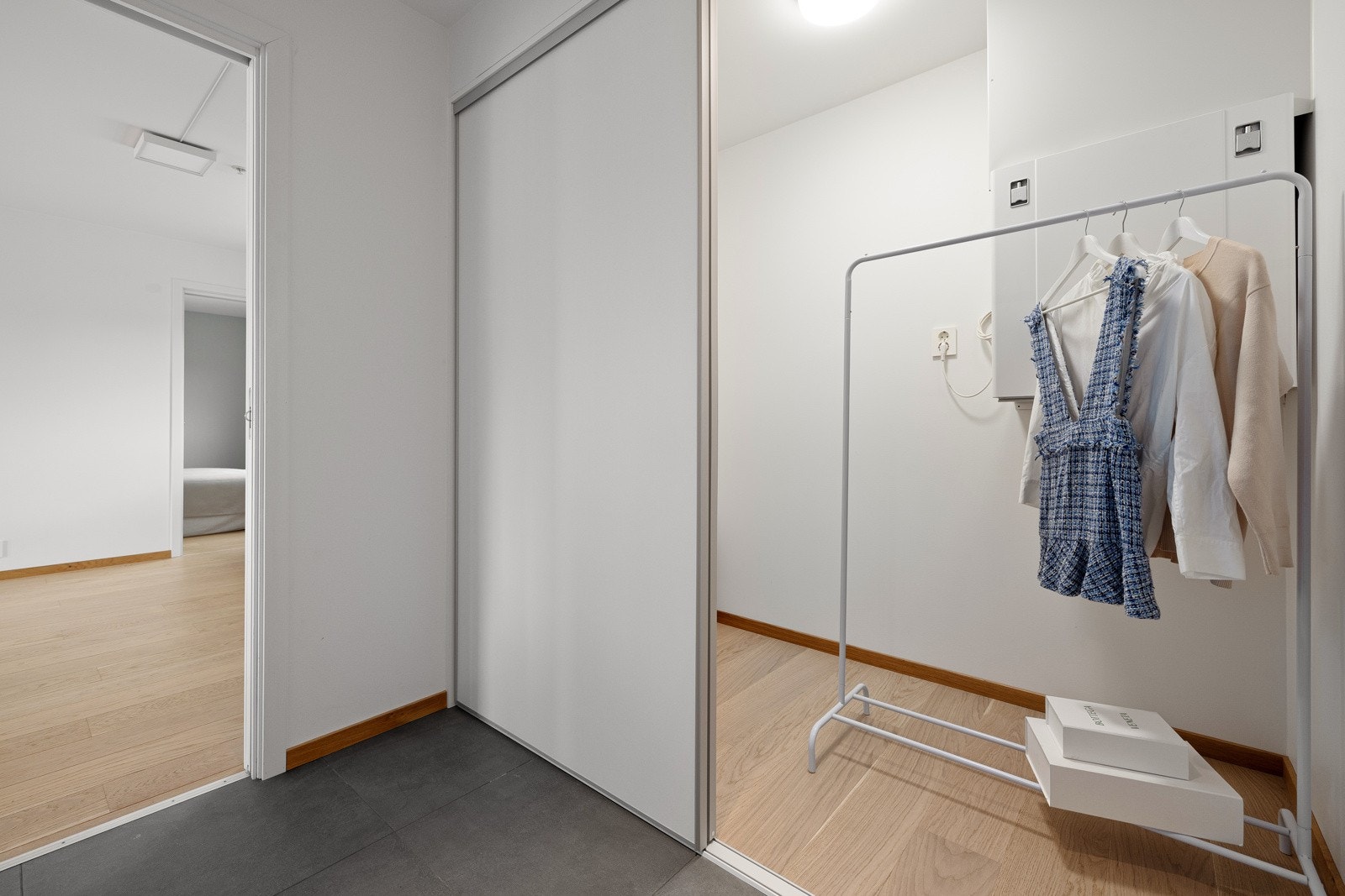 Romslig entré i tidsriktige farger med adgang til alle boligens øvrige rom, også det siste soverommet via mellomgangen. Galleribilde