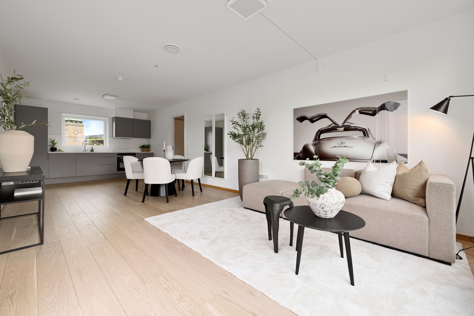 Romslig og lys stue som er naturlig å innrede. Galleribilde