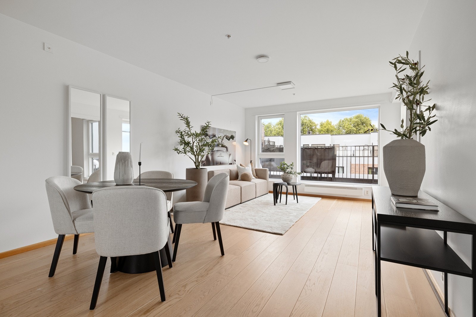 Stuen gir rikelig med naturlig lys og har plass til sofagruppe med tilhørende møblement, samt egen spisegruppe. Galleribilde