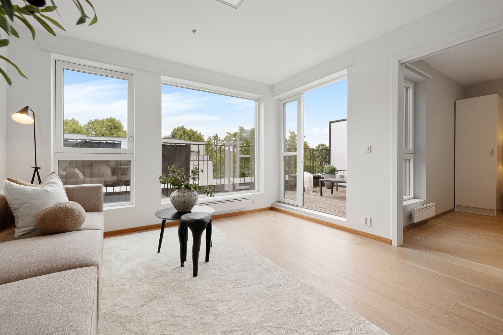 Leiligheten preges av lyse fargevalg og en god planløsning som skaper ulike sosiale soner. Galleribilde