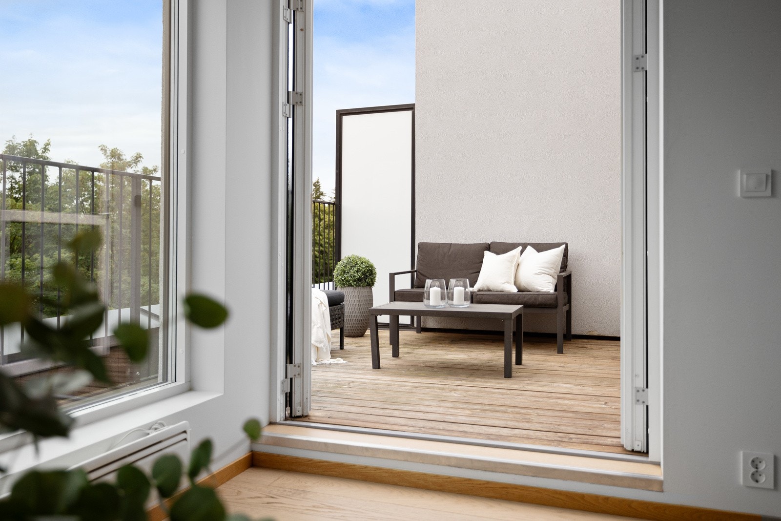 Direkte utgang til terrassen, som er målt til hele 12kvm. Galleribilde