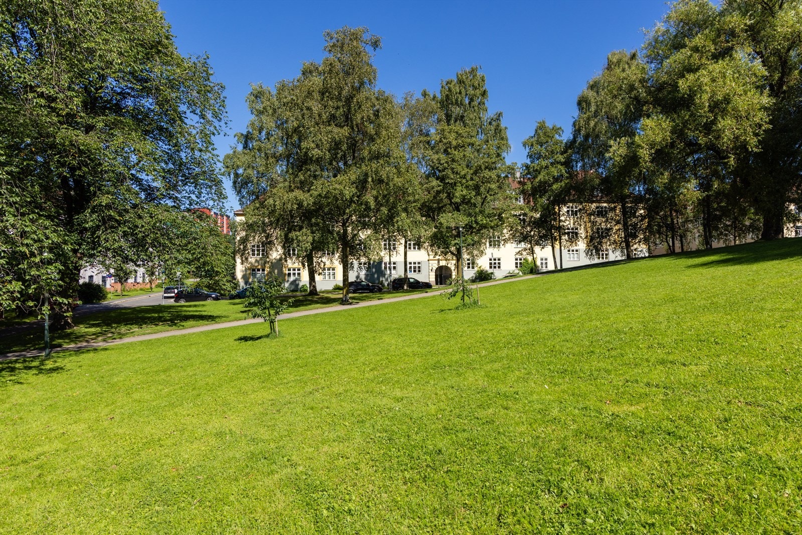 Leiligheten ligger rett ved Torshovparken og har kort vei til blant annet Torshovdalen, Torshov Kirkepark og Haarklous plass. Galleribilde