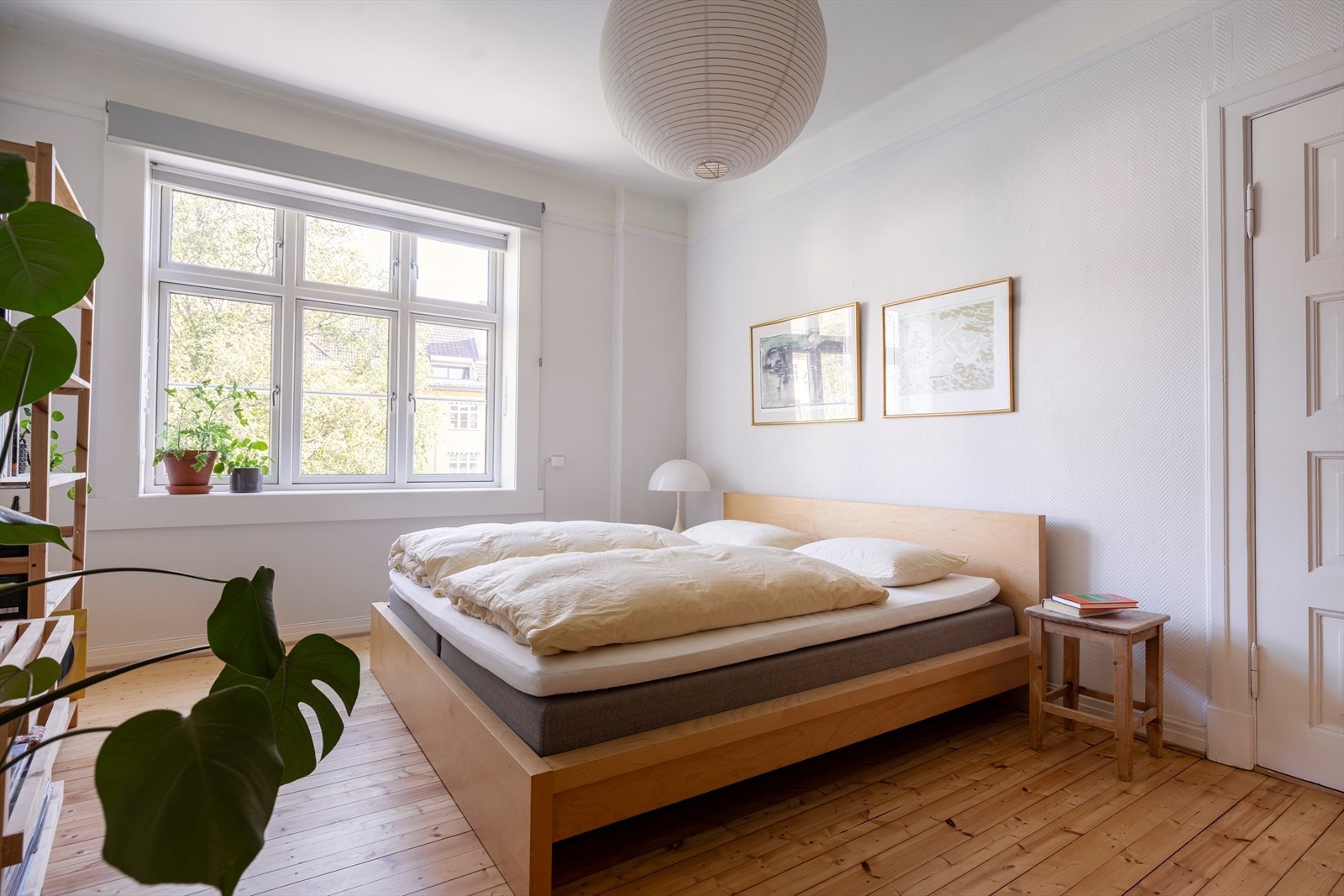 Lunt og romslig soverom med god plass til dobbeltseng, nattbord og tilhørende møblement. Galleribilde