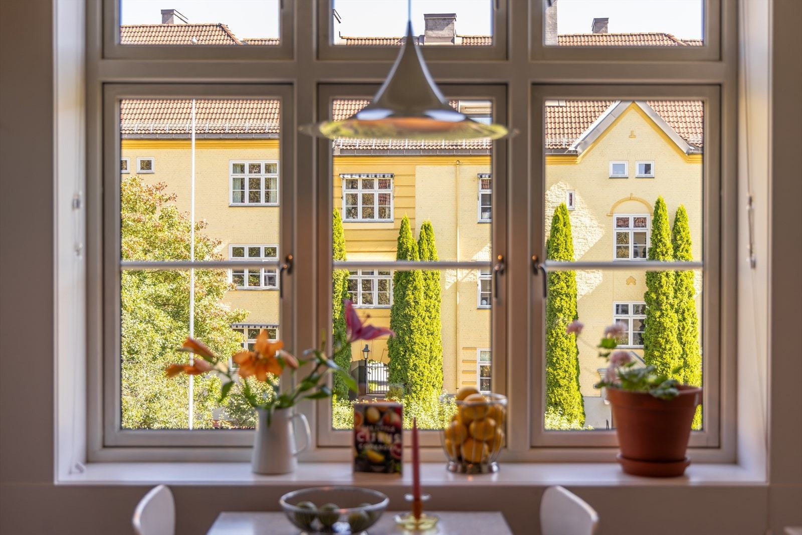 Her kan man nyte morgenkaffen med en flott utsikt mot bakgården. Galleribilde