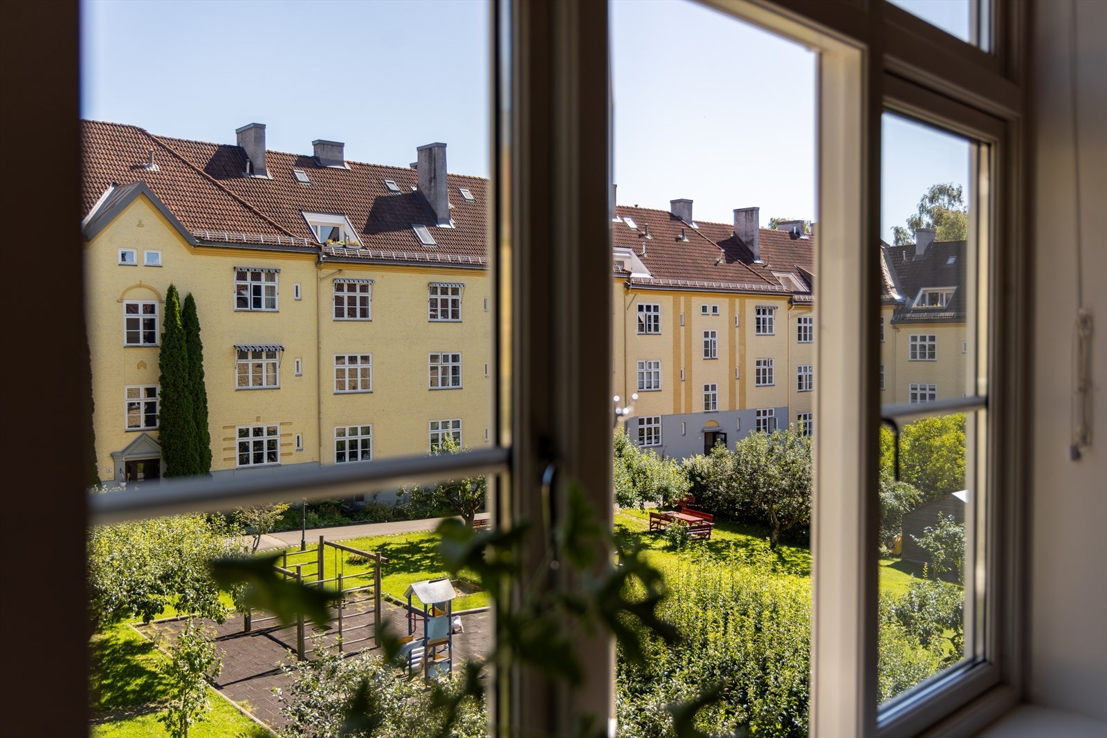 Hele leiligheten vender i sin helhet ut mot en idyllisk og rolig bakgård. Galleribilde