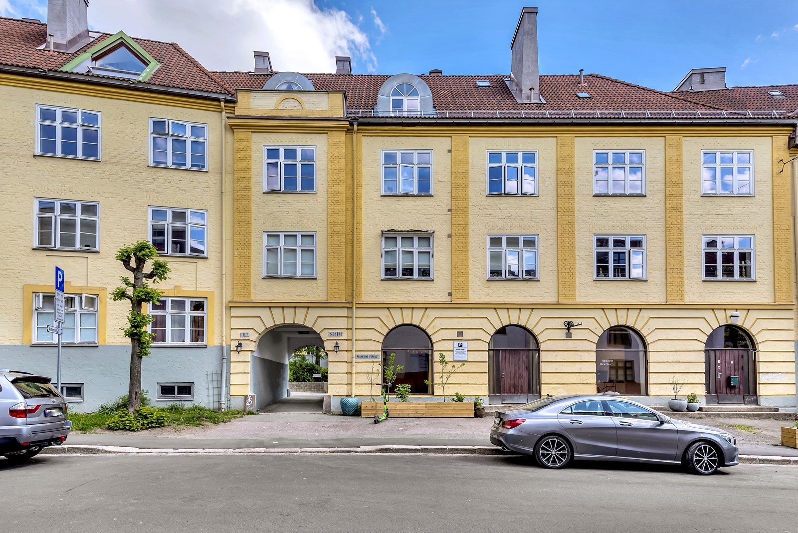 Det er beboerparkering i området hvor selger opplever at det ofte finnes parkering Galleribilde