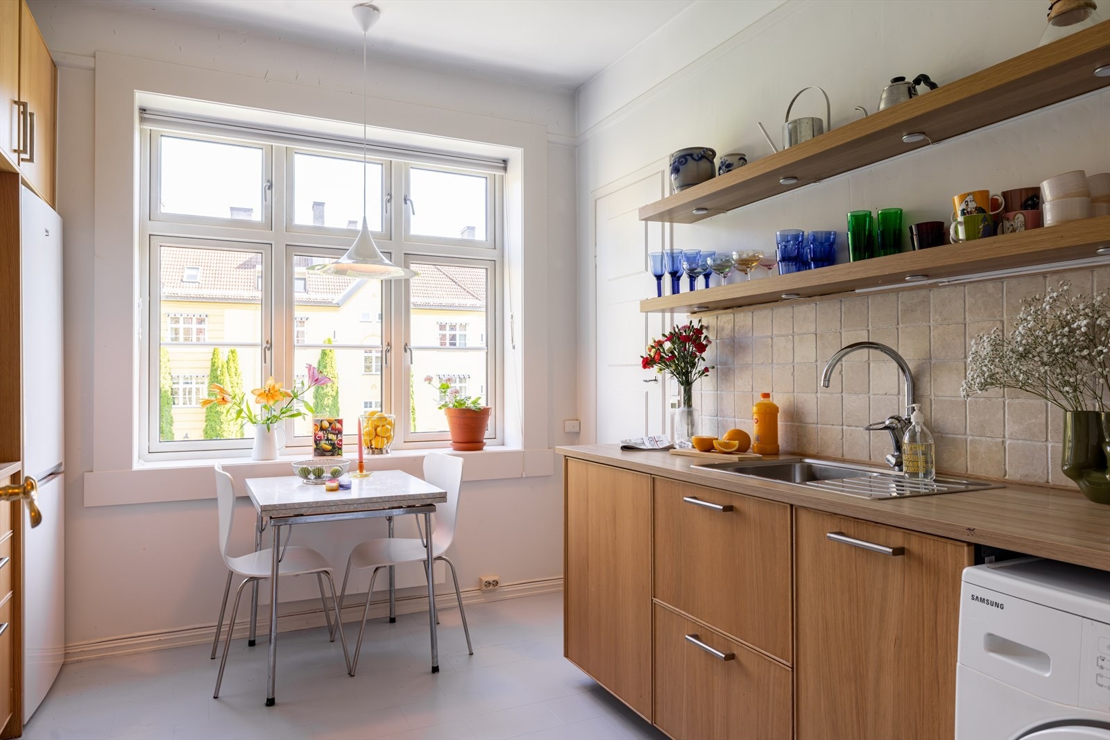 Flott IKEA-kjøkken med pene fronter, fliser på bakvegg og laminert benkeplate. Kjøkkenet er pusset opp i 2019 av tidligere eier. Galleribilde