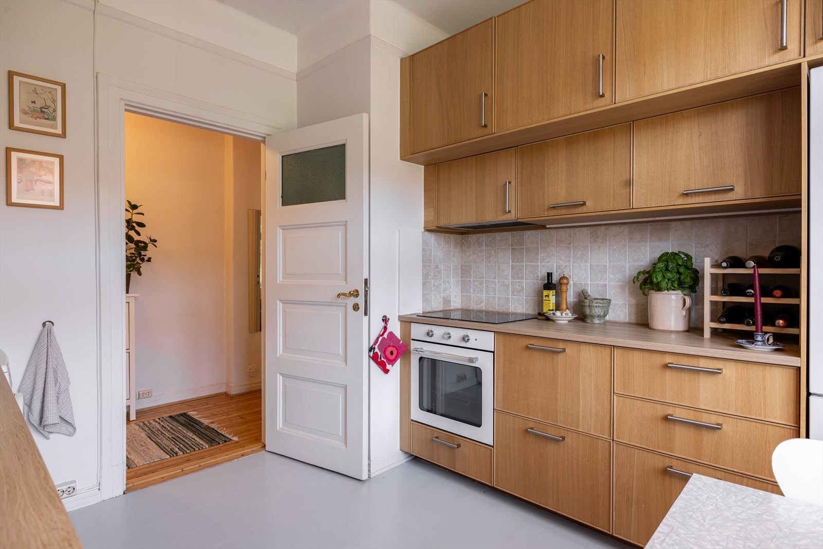 Kjøkkenet er utstyrt med integrert platetopp, stekeovn og frittstående oppvaskmaskin og kjøle/fryseskap. Galleribilde