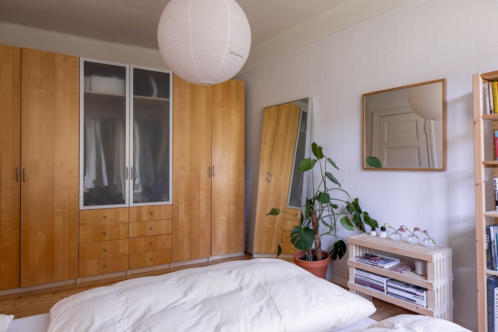 Godt med oppbevaringsplass i medfølgende garderobeskap. Galleribilde