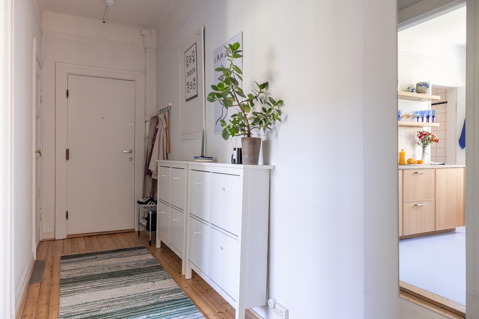 Leiligheten disponerer en loftsbod på ca. 3m² (gulvareal på ca. 5m²) og en kjellerbod på ca. 9m². Galleribilde