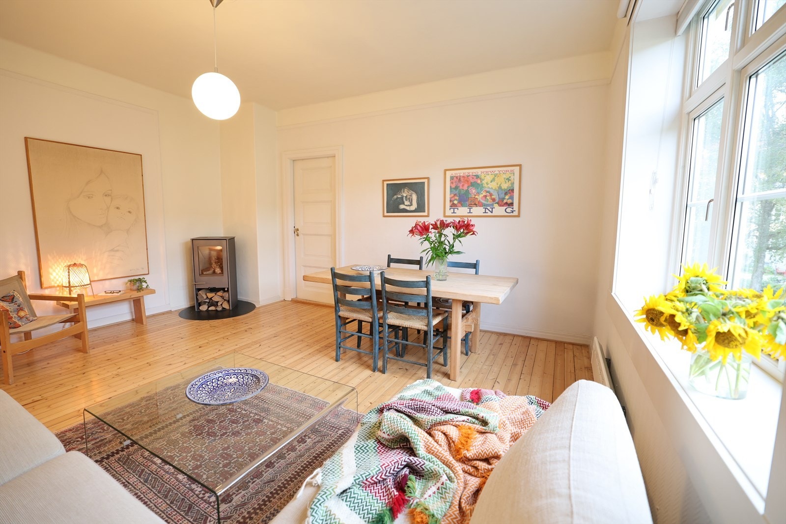 Her får du lyse vegger og et nydelig, originalt tregulv med masse sjarm! Galleribilde