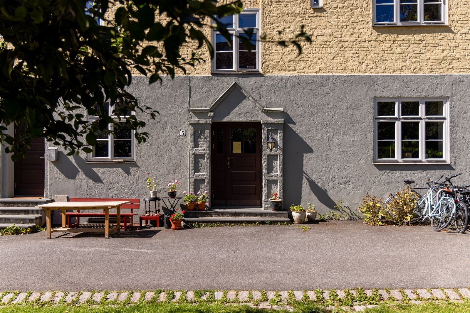 Borettslaget har en av de fineste bakgårdene på Torshov med gode solforhold, lekeplass, bålpanne og sittegrupper. Galleribilde