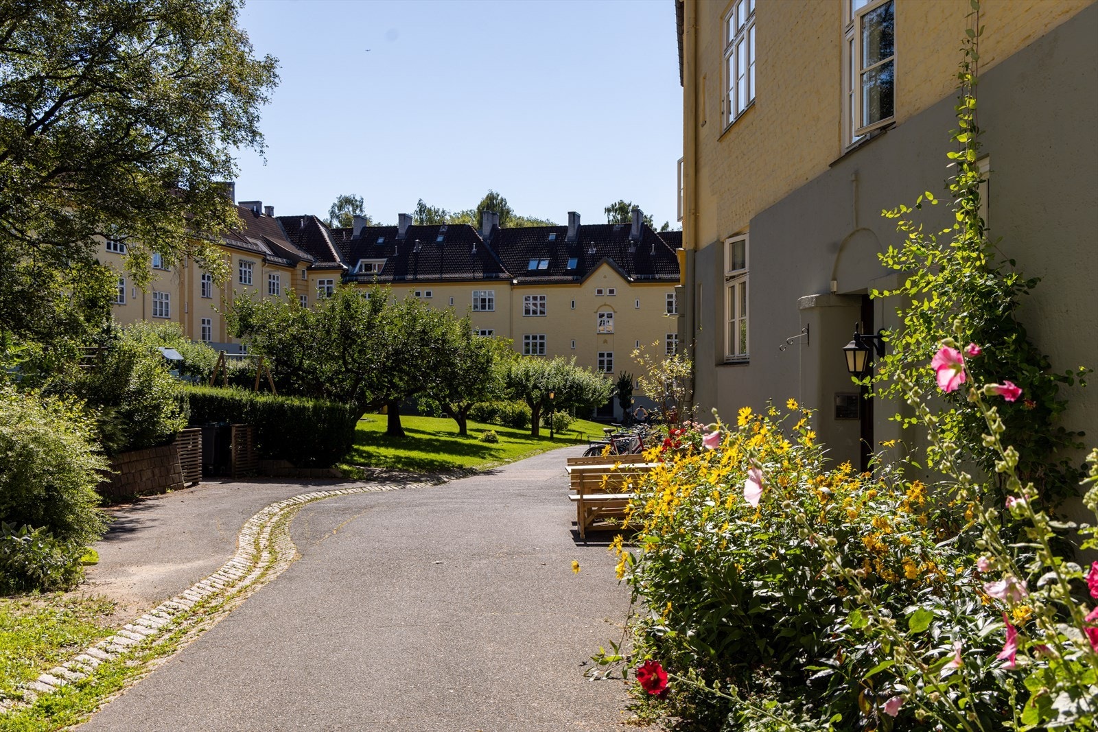 Veldrevet borettslag med god vedlikeholdshistorikk og godt samhold i gården. Galleribilde