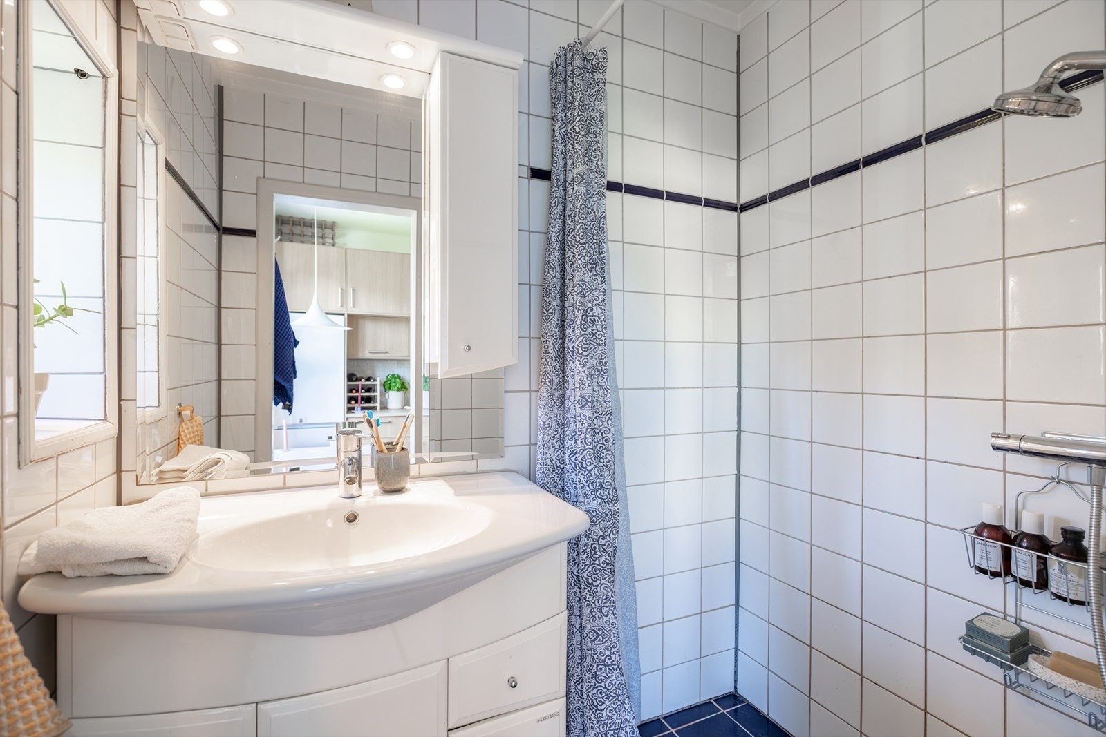 Flislagt bad med elektriske varmekabler. Galleribilde