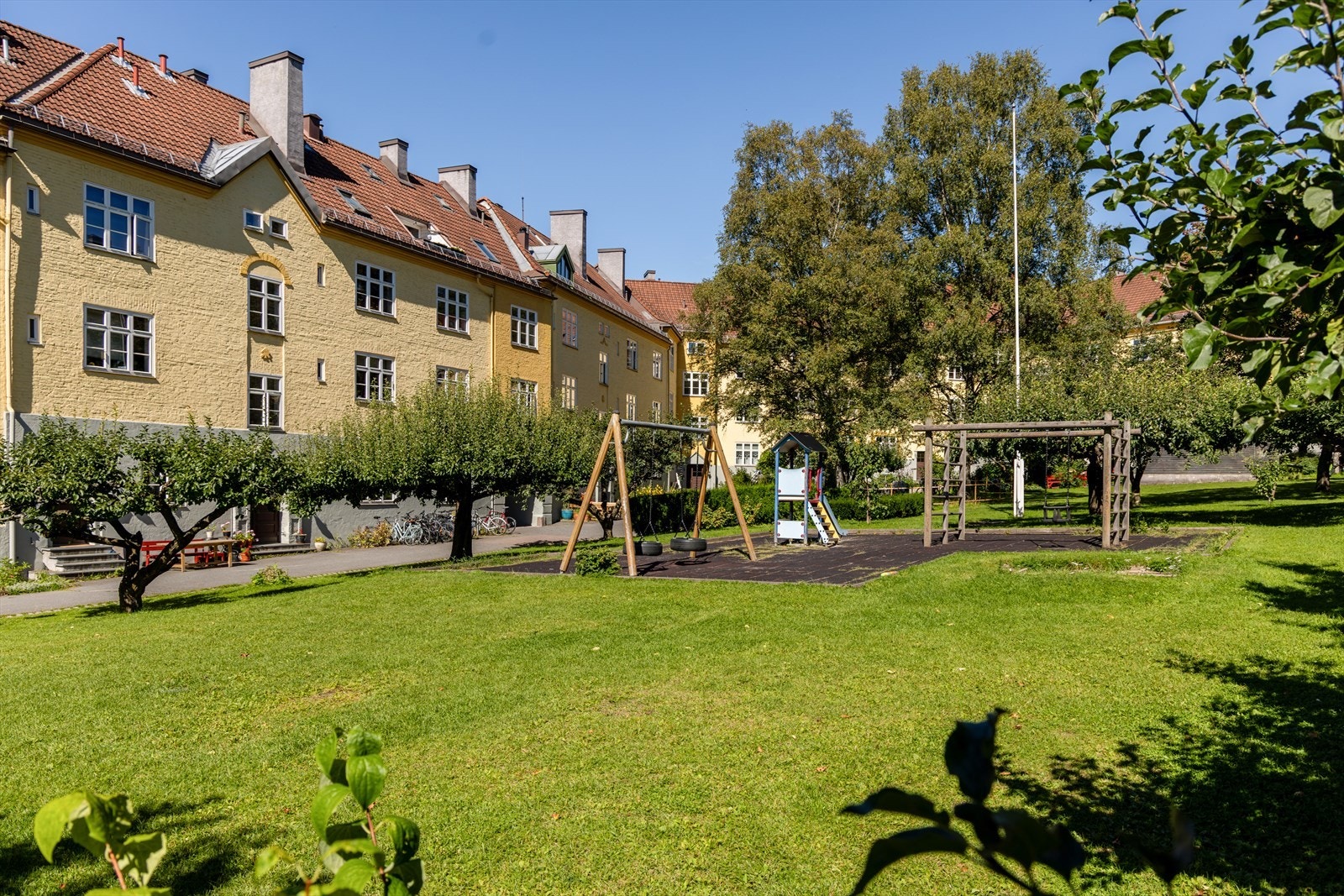 Idyllisk prisbelønnet bakgård, pent opparbeidet med beplantning. Galleribilde
