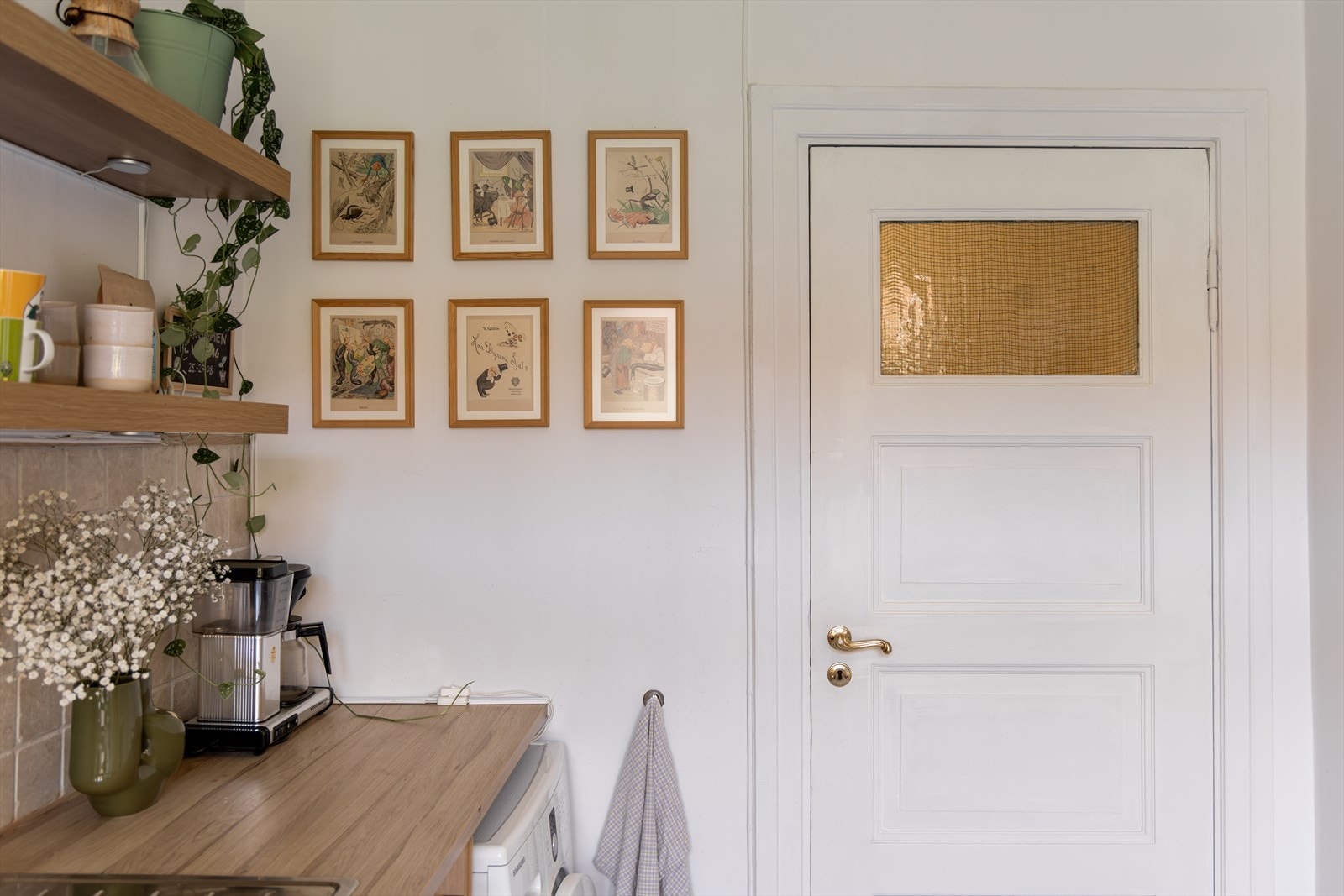 Rommet har lysmalte vegger med malt laminatgulv. Galleribilde