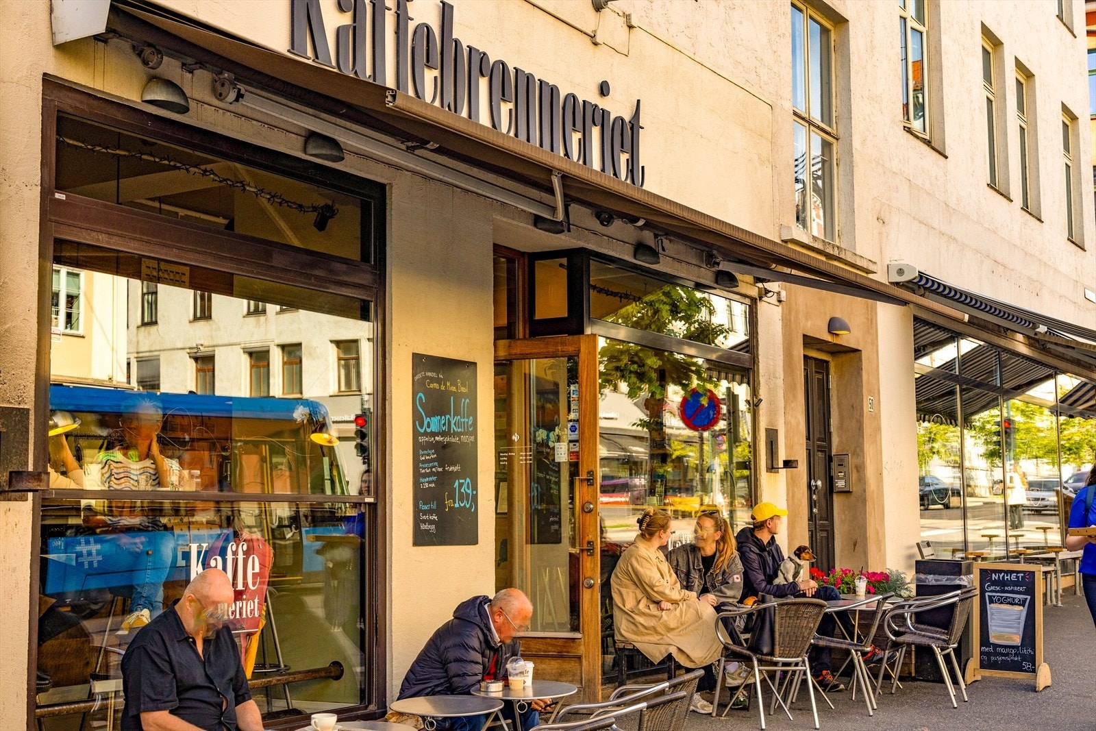 Nærområdet bugner av koselige kafeer og spennende restauranter Galleribilde