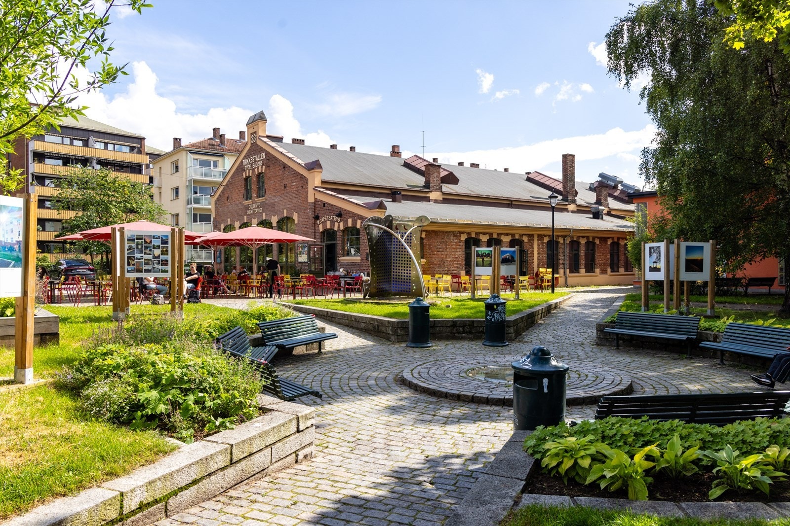 Populære Trikkestallen med teater og uteservering. Galleribilde