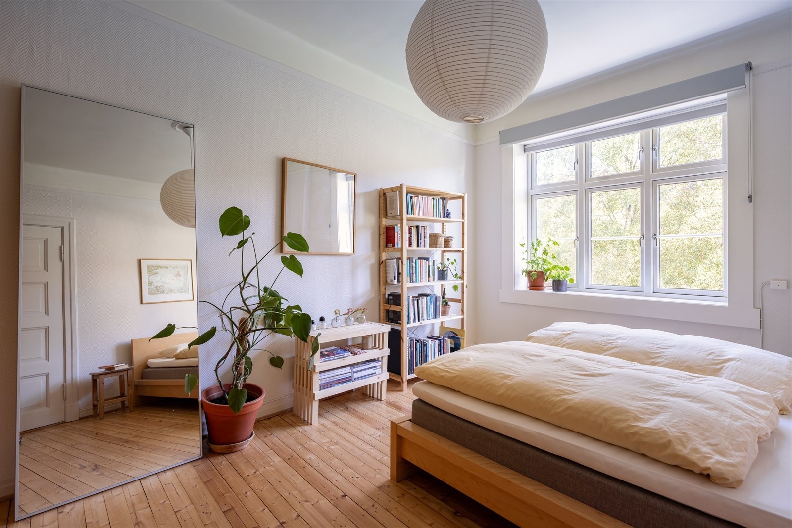 De store vindusflatene og den generøs takhøyde gir rommet en luftig romfølelse. Galleribilde