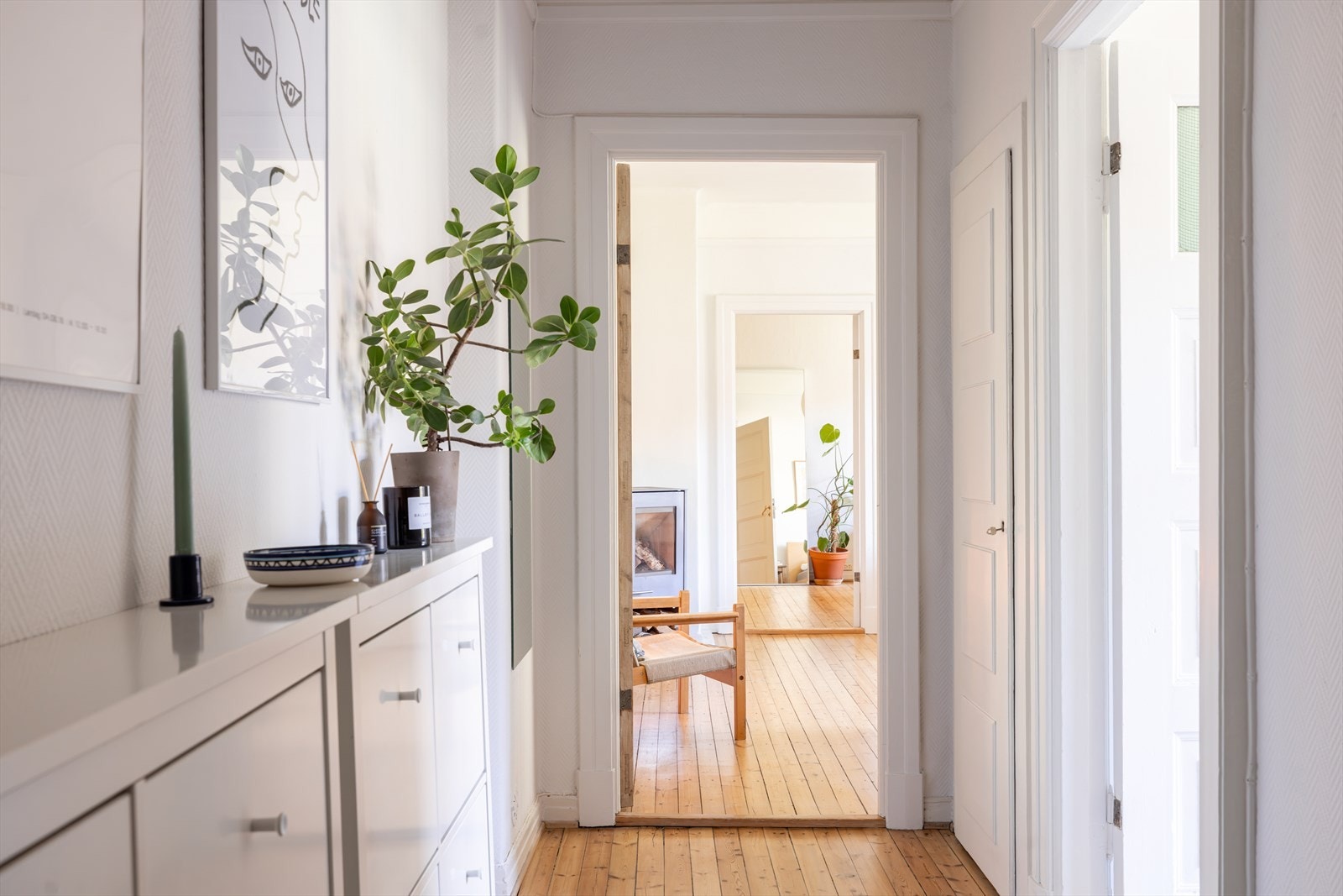 Hele leiligheten er godt vedlikehold med nymalte overflater de siste årene. Gulvet på soverommet er nyslipt og lakkert i 2024. Galleribilde