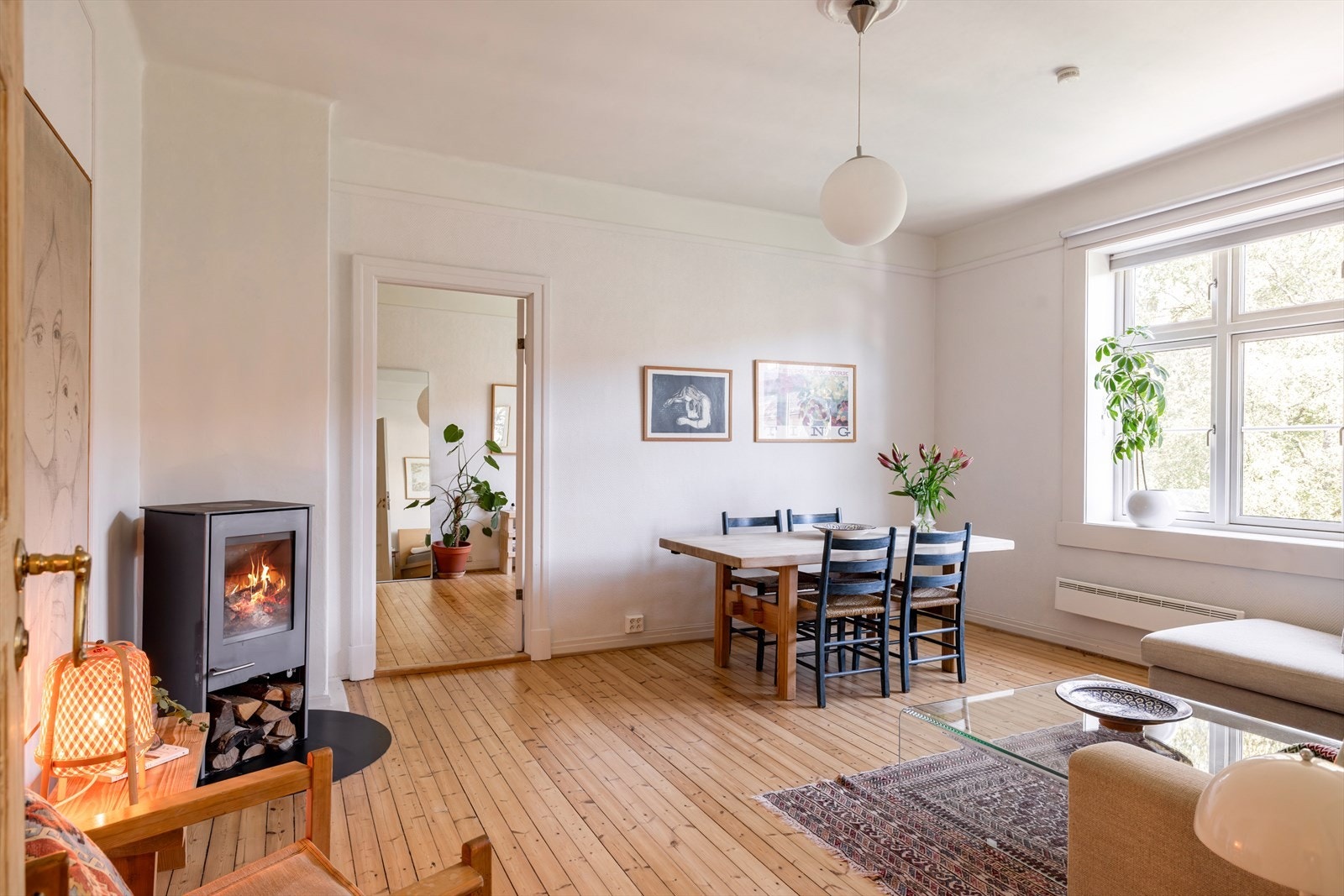 Her får du en lys og luftig leilighet med store vindusflater og generøs takhøyde på 2,8m. Galleribilde