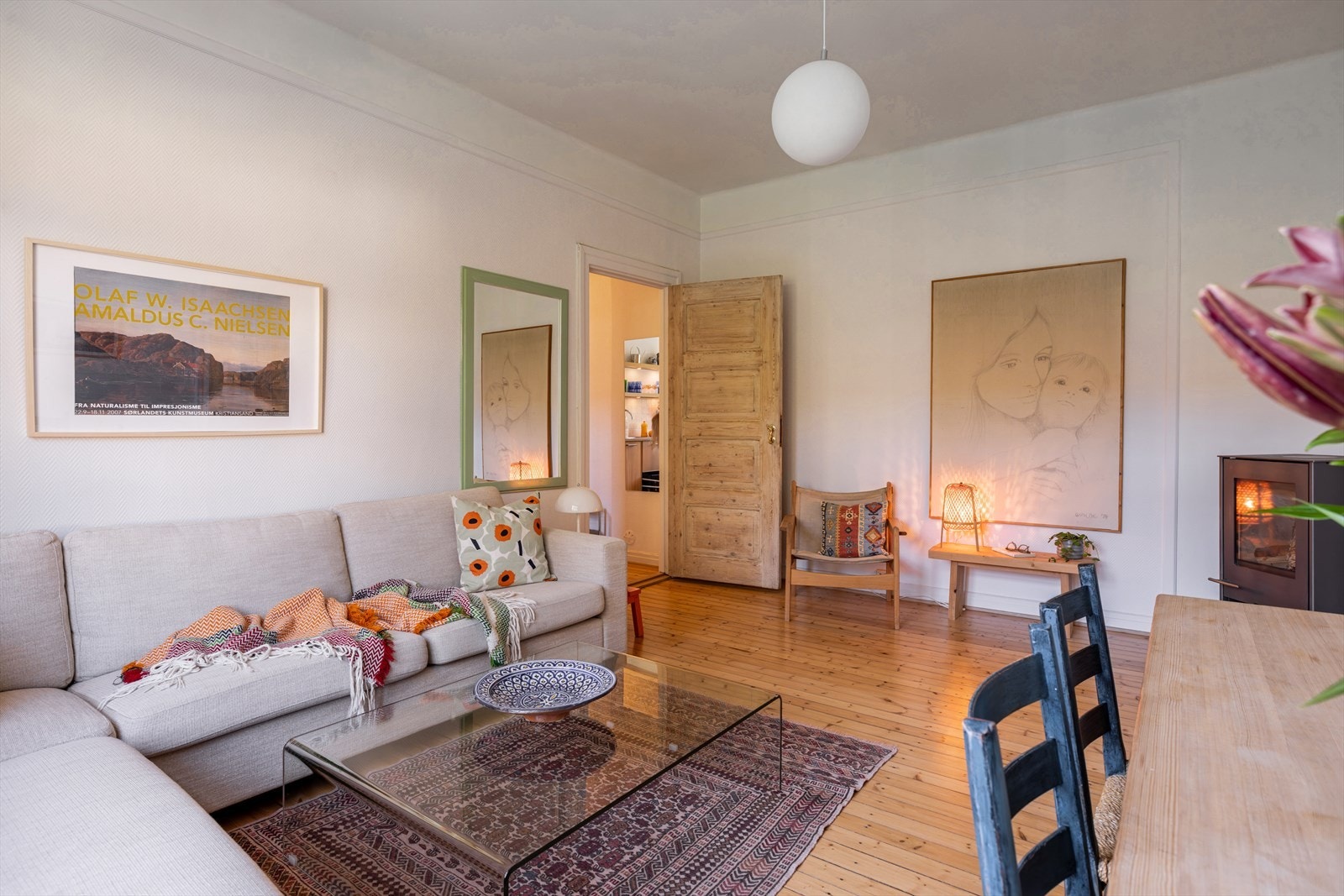 Stuen har en fin planløsning med god plass til sofa, tv-møbler og spisebord. Galleribilde