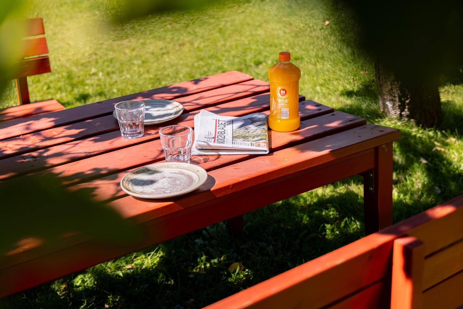 Det er plassert flere griller i bakgården, noe som er perfekt for å samle venner og familie på varme sommerdager. Galleribilde