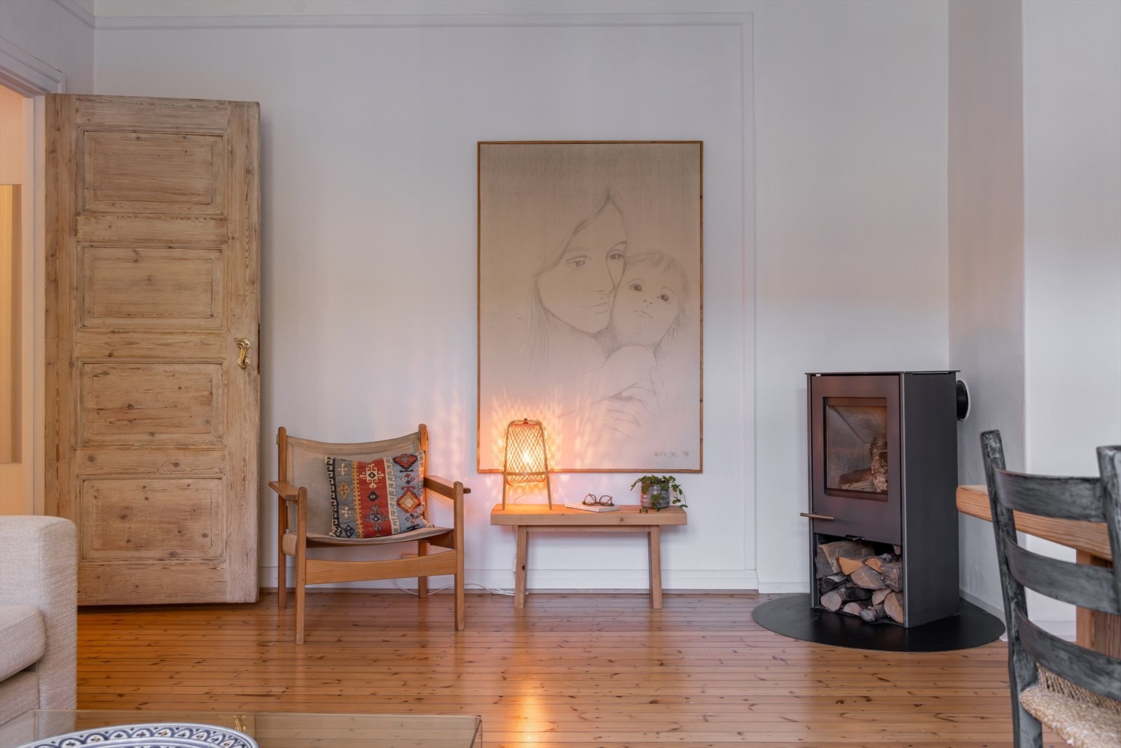 I hjørnet er det plassert en delikat vedovn som varmer godt på kalde dager. Galleribilde