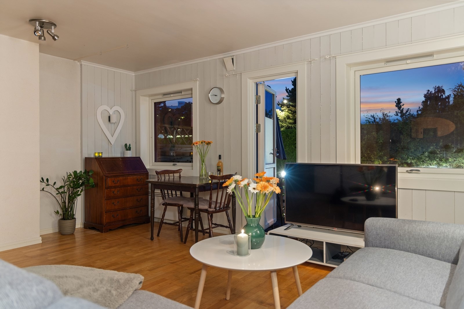 Fra stuen har du utgang til terrasse Galleribilde