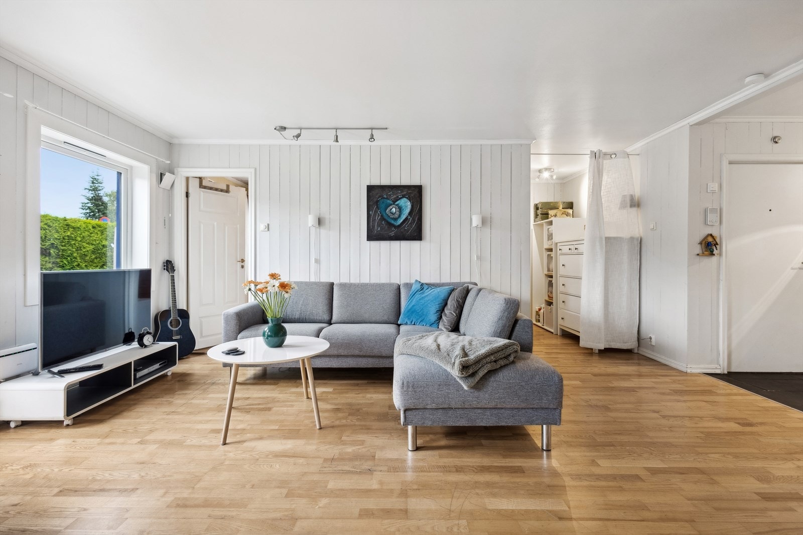 Lys og romslig stue med gode innredningsmuligheter til sofagruppe og tv-møblement Galleribilde